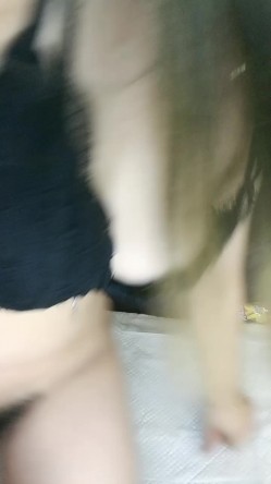 颜值不错的黑丝少妇镜头前展示绝活，给小哥口交大鸡巴让小哥各种爆草蹂躏玩菊花，自己用逼逼吸烟让逼吹气球 截图7