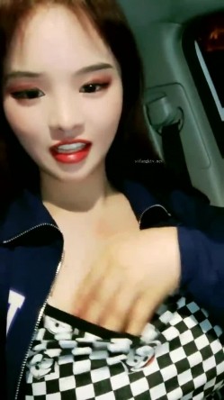 川妹子真牛逼， 半夜出动，到野外裸奔，【0后大胸妹子】，真实勾搭老实人车震，玩得就是与众不同，厉害 截图4
