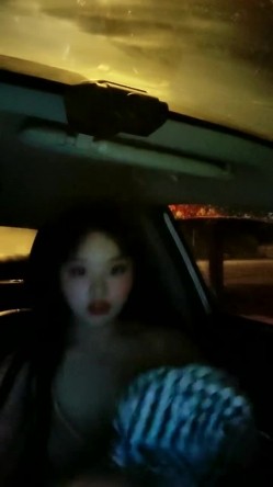 川妹子真牛逼， 半夜出动，到野外裸奔，【0后大胸妹子】，真实勾搭老实人车震，玩得就是与众不同，厉害 截图7