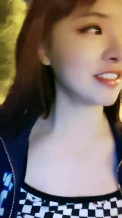 川妹子真牛逼， 半夜出动，到野外裸奔，【0后大胸妹子】，真实勾搭老实人车震，玩得就是与众不同，厉害 截图13