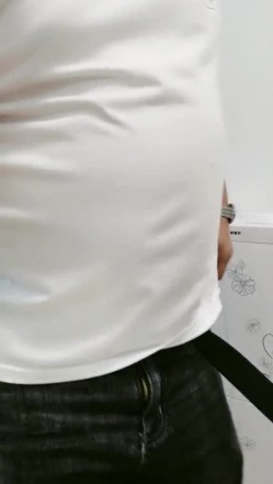 比较有味道的年轻小少妇，全程露脸在沙发上跟小哥调情，扒光了玩弄，吃奶玩逼多体位抽插，表情好骚叫声浪 截图12