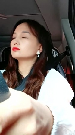 乡村少妇真是骚，【甜甜小少妇】，哪里人多去哪里，户外游泳池边塞跳蛋，骚逼湿漉漉，需要男人来解救 截图1