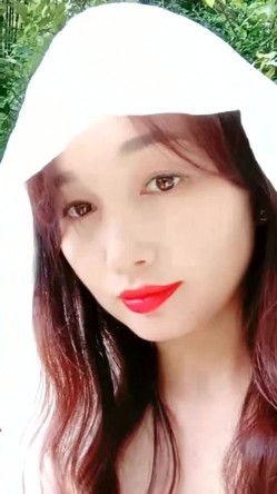 乡村少妇真是骚，【甜甜小少妇】，哪里人多去哪里，户外游泳池边塞跳蛋，骚逼湿漉漉，需要男人来解救 截图2