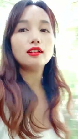 乡村少妇真是骚，【甜甜小少妇】，哪里人多去哪里，户外游泳池边塞跳蛋，骚逼湿漉漉，需要男人来解救 截图3