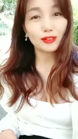 乡村少妇真是骚，【甜甜小少妇】，哪里人多去哪里，户外游泳池边塞跳蛋，骚逼湿漉漉，需要男人来解救 截图4