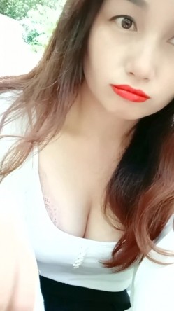 乡村少妇真是骚，【甜甜小少妇】，哪里人多去哪里，户外游泳池边塞跳蛋，骚逼湿漉漉，需要男人来解救 截图5