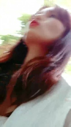乡村少妇真是骚，【甜甜小少妇】，哪里人多去哪里，户外游泳池边塞跳蛋，骚逼湿漉漉，需要男人来解救 截图6