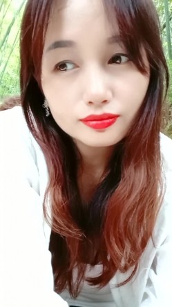 乡村少妇真是骚，【甜甜小少妇】，哪里人多去哪里，户外游泳池边塞跳蛋，骚逼湿漉漉，需要男人来解救 截图7