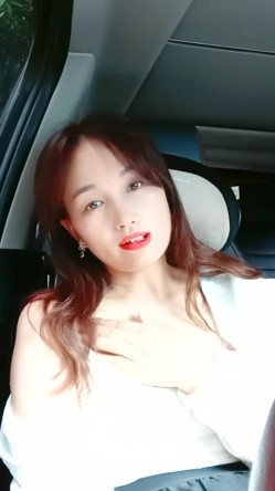 乡村少妇真是骚，【甜甜小少妇】，哪里人多去哪里，户外游泳池边塞跳蛋，骚逼湿漉漉，需要男人来解救 截图8