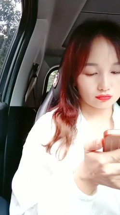 乡村少妇真是骚，【甜甜小少妇】，哪里人多去哪里，户外游泳池边塞跳蛋，骚逼湿漉漉，需要男人来解救 截图9