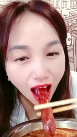 乡村少妇真是骚，【甜甜小少妇】，哪里人多去哪里，户外游泳池边塞跳蛋，骚逼湿漉漉，需要男人来解救 截图10