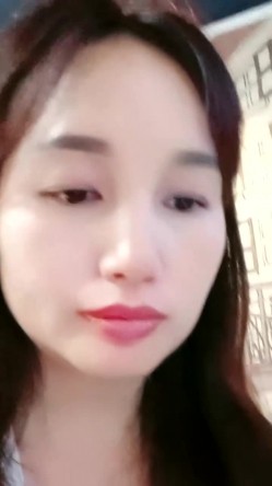 乡村少妇真是骚，【甜甜小少妇】，哪里人多去哪里，户外游泳池边塞跳蛋，骚逼湿漉漉，需要男人来解救 截图11