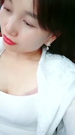 乡村少妇真是骚，【甜甜小少妇】，哪里人多去哪里，户外游泳池边塞跳蛋，骚逼湿漉漉，需要男人来解救 截图12