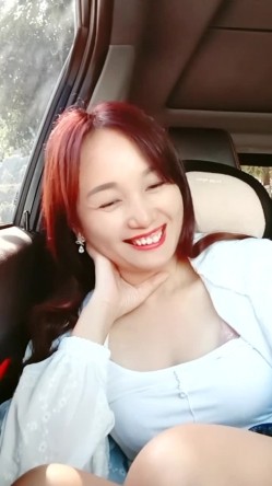 乡村少妇真是骚，【甜甜小少妇】，哪里人多去哪里，户外游泳池边塞跳蛋，骚逼湿漉漉，需要男人来解救 截图15