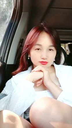 乡村少妇真是骚，【甜甜小少妇】，哪里人多去哪里，户外游泳池边塞跳蛋，骚逼湿漉漉，需要男人来解救 截图16