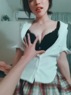 微波荡漾的爆乳女。骚女友：我比较喜欢吃你的鸡巴，啊啊啊爽。 男：爽不爽！ 截图4
