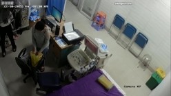 黑客破解医院妇科监控摄像头偷拍 男医生做B超阴超磨蹭温柔插入眼镜少妇不好意思看 截图1