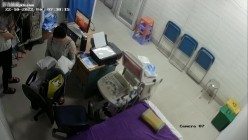 黑客破解医院妇科监控摄像头偷拍 男医生做B超阴超磨蹭温柔插入眼镜少妇不好意思看 截图2