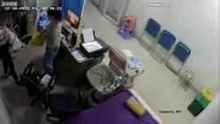 黑客破解医院妇科监控摄像头偷拍 男医生做B超阴超磨蹭温柔插入眼镜少妇不好意思看 截图3