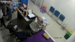 黑客破解医院妇科监控摄像头偷拍 男医生做B超阴超磨蹭温柔插入眼镜少妇不好意思看 截图4