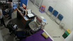 黑客破解医院妇科监控摄像头偷拍 男医生做B超阴超磨蹭温柔插入眼镜少妇不好意思看 截图5