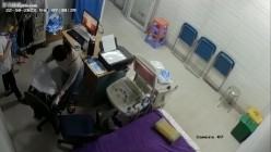 黑客破解医院妇科监控摄像头偷拍 男医生做B超阴超磨蹭温柔插入眼镜少妇不好意思看 截图6
