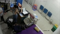 黑客破解医院妇科监控摄像头偷拍 男医生做B超阴超磨蹭温柔插入眼镜少妇不好意思看 截图7