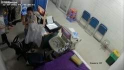 黑客破解医院妇科监控摄像头偷拍 男医生做B超阴超磨蹭温柔插入眼镜少妇不好意思看 截图8
