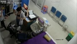 黑客破解医院妇科监控摄像头偷拍 男医生做B超阴超磨蹭温柔插入眼镜少妇不好意思看 截图9