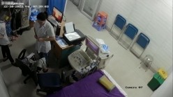 黑客破解医院妇科监控摄像头偷拍 男医生做B超阴超磨蹭温柔插入眼镜少妇不好意思看 截图10
