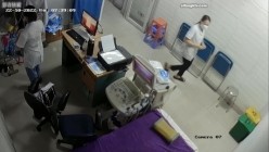黑客破解医院妇科监控摄像头偷拍 男医生做B超阴超磨蹭温柔插入眼镜少妇不好意思看 截图11