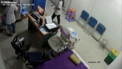 黑客破解医院妇科监控摄像头偷拍 男医生做B超阴超磨蹭温柔插入眼镜少妇不好意思看 截图12