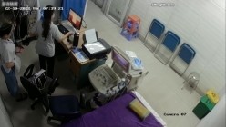 黑客破解医院妇科监控摄像头偷拍 男医生做B超阴超磨蹭温柔插入眼镜少妇不好意思看 截图13