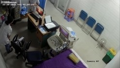 黑客破解医院妇科监控摄像头偷拍 男医生做B超阴超磨蹭温柔插入眼镜少妇不好意思看 截图14