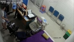 黑客破解医院妇科监控摄像头偷拍 男医生做B超阴超磨蹭温柔插入眼镜少妇不好意思看 截图15