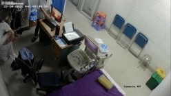 黑客破解医院妇科监控摄像头偷拍 男医生做B超阴超磨蹭温柔插入眼镜少妇不好意思看 截图16