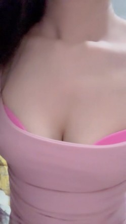 包臀裙极品美女！初下海小尺度！美腿高跟鞋，撩起裙子没穿内裤，掰开紧致骚穴特写，揉搓阴蒂手法熟练 截图7