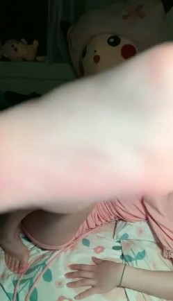 极品校花下海，【可爱妹妹】，寂寞的少女，闺房里各种寻求安慰，这身材真不错 截图14