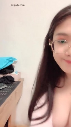 《稀缺资源重磅》猎奇圈内部分享热门视频极品大奶子哺乳期的奶妈疯狂露出自摸挑逗赚奶粉钱 截图1