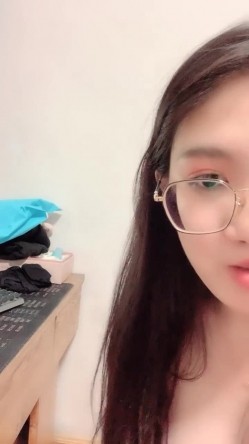《稀缺资源重磅》猎奇圈内部分享热门视频极品大奶子哺乳期的奶妈疯狂露出自摸挑逗赚奶粉钱 截图2