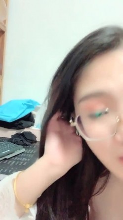 《稀缺资源重磅》猎奇圈内部分享热门视频极品大奶子哺乳期的奶妈疯狂露出自摸挑逗赚奶粉钱 截图4