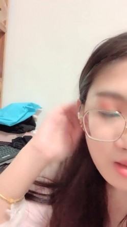 《稀缺资源重磅》猎奇圈内部分享热门视频极品大奶子哺乳期的奶妈疯狂露出自摸挑逗赚奶粉钱 截图8