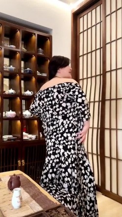 《顶级女模 震撼泄密》大奶大翘臀秀人网女神御姐【王婉悠】私拍视图流出，完美漏鲍肛塞入体性感菊花无毛一线天 截图14