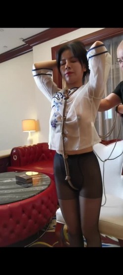 人气女神极品美乳【哆啦琪(安琪)】第三视角未流出捆绑花絮 透明黑丝露毛露奶摄影师袭胸 截图2