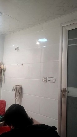 表妹来我家玩的时候特意热心留她住宿一晚,为的就是偷拍她洗澡,附生活照 截图2