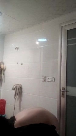 表妹来我家玩的时候特意热心留她住宿一晚,为的就是偷拍她洗澡,附生活照 截图5