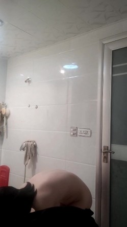 表妹来我家玩的时候特意热心留她住宿一晚,为的就是偷拍她洗澡,附生活照 截图12