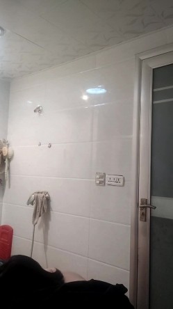 表妹来我家玩的时候特意热心留她住宿一晚,为的就是偷拍她洗澡,附生活照 截图13