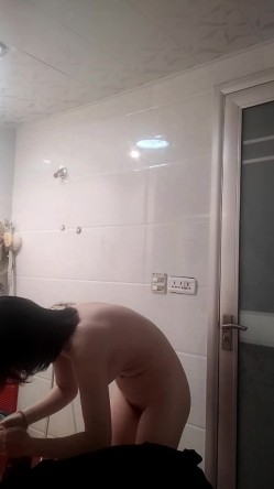 表妹来我家玩的时候特意热心留她住宿一晚,为的就是偷拍她洗澡,附生活照 截图14