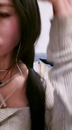 极品颜值骚妇，【小水泡萝卜】跳蛋S逼，粉丝互动，淫声都能听射，窃窃私语，勾魂摄魄娇喘 截图4